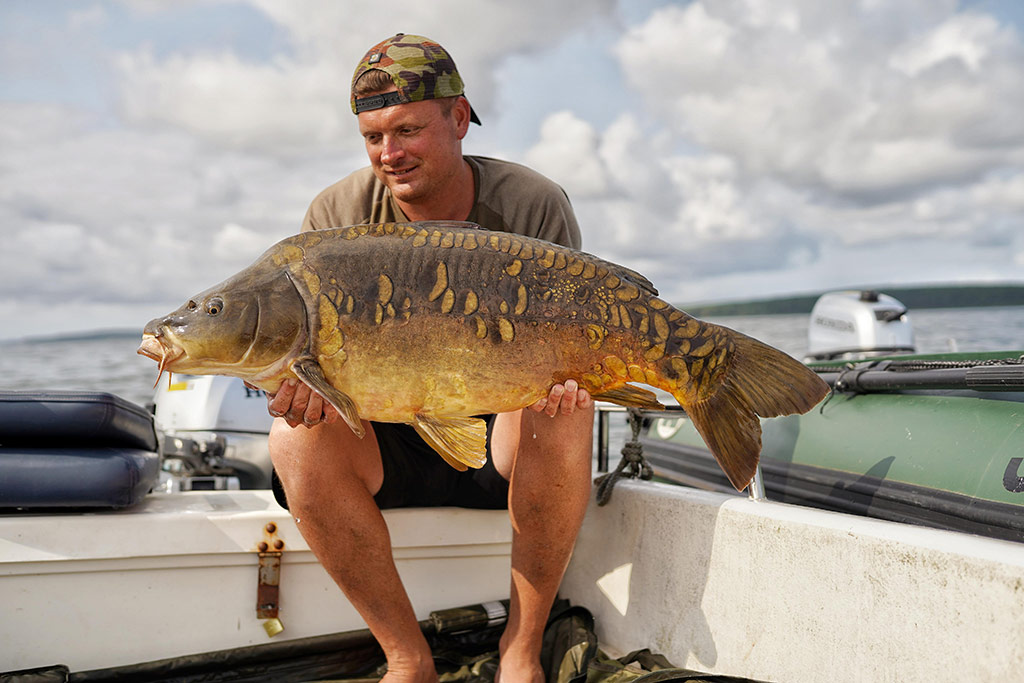 pieter van de werfhorst bootvissen op karper met producten van timmy's carpboat products